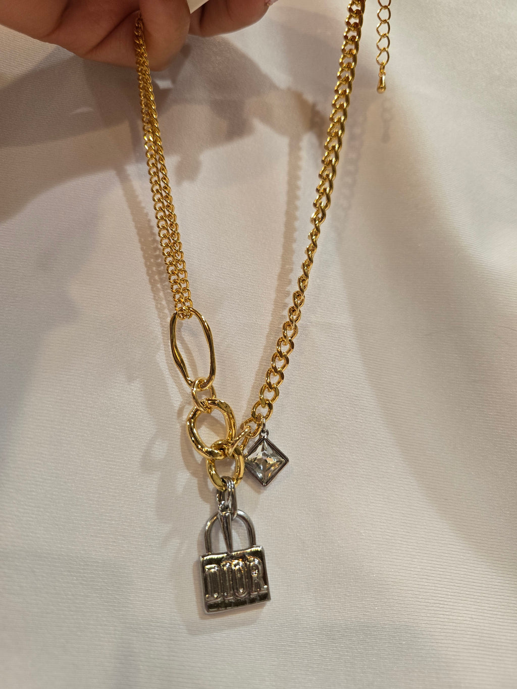 DI0R necklace
